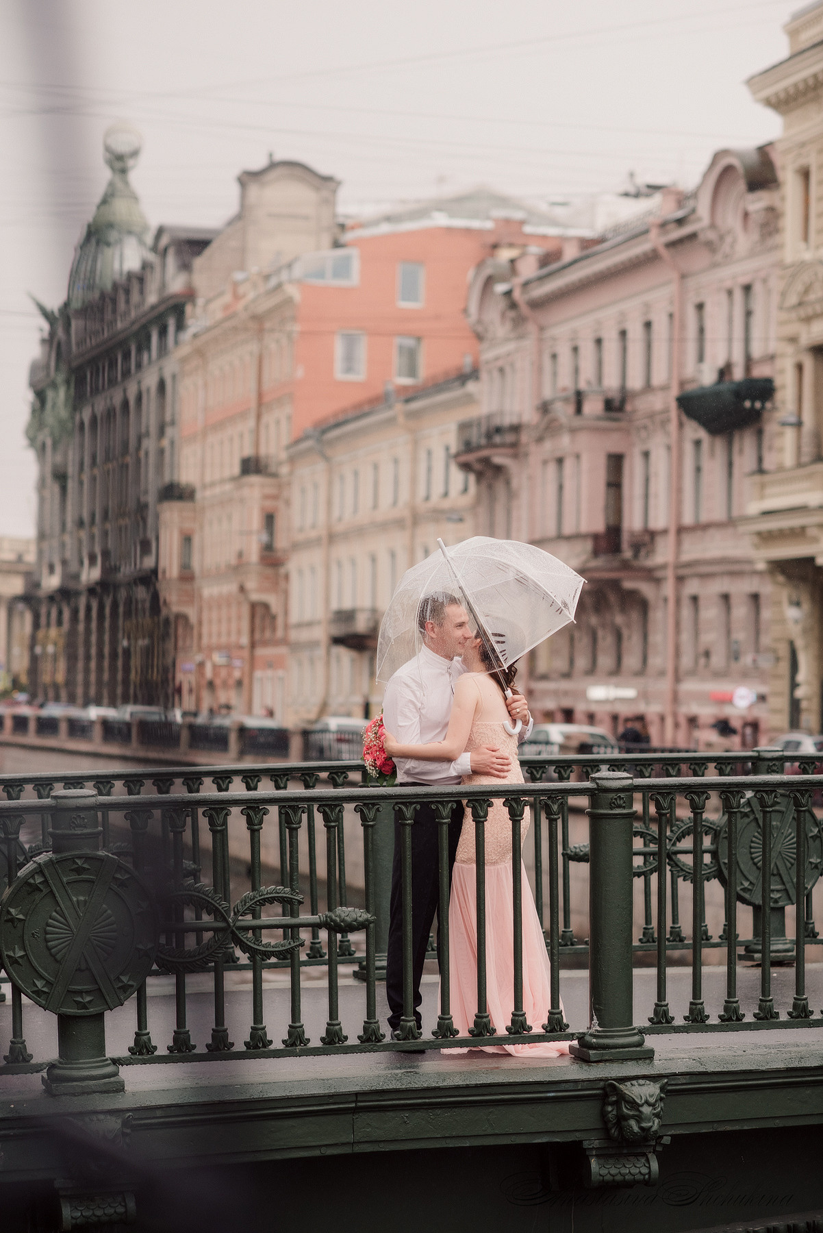 Ангелина и Денис. Дождь и счастье в городе. Семейный и Свадебный фотограф. Санкт-Петербург. Пушкин