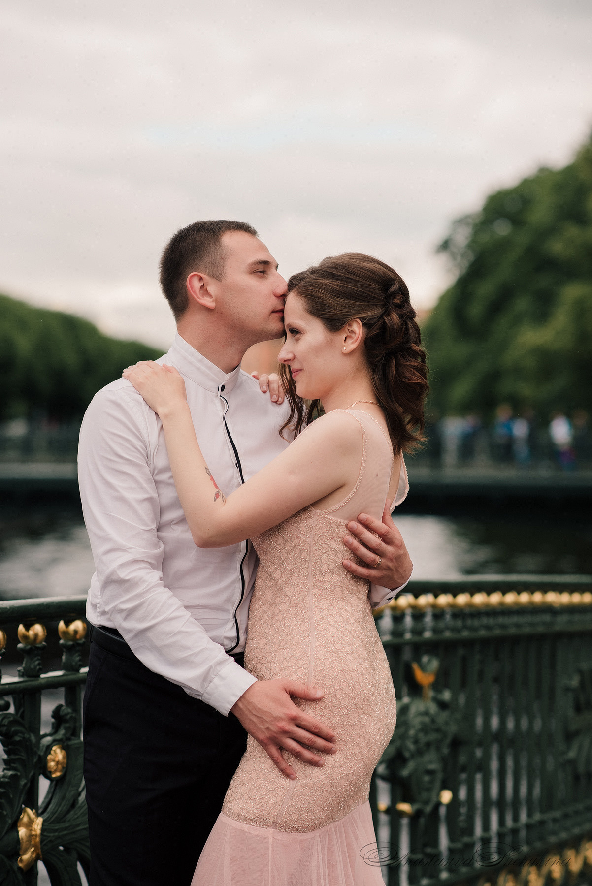 Ангелина и Денис. Дождь и счастье в городе. Семейный и Свадебный фотограф. Санкт-Петербург. Пушкин