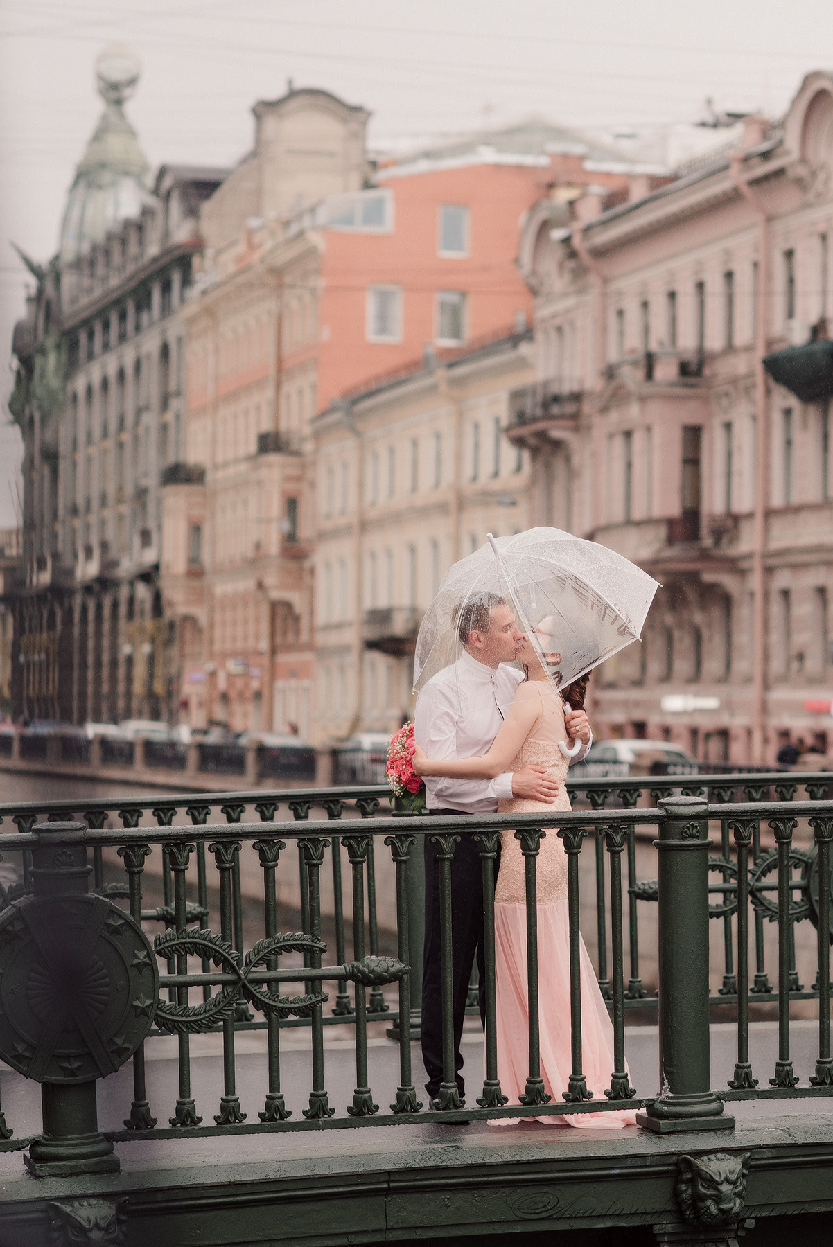 Ангелина и Денис. Дождь и счастье в городе. Семейный и Свадебный фотограф. Санкт-Петербург. Пушкин