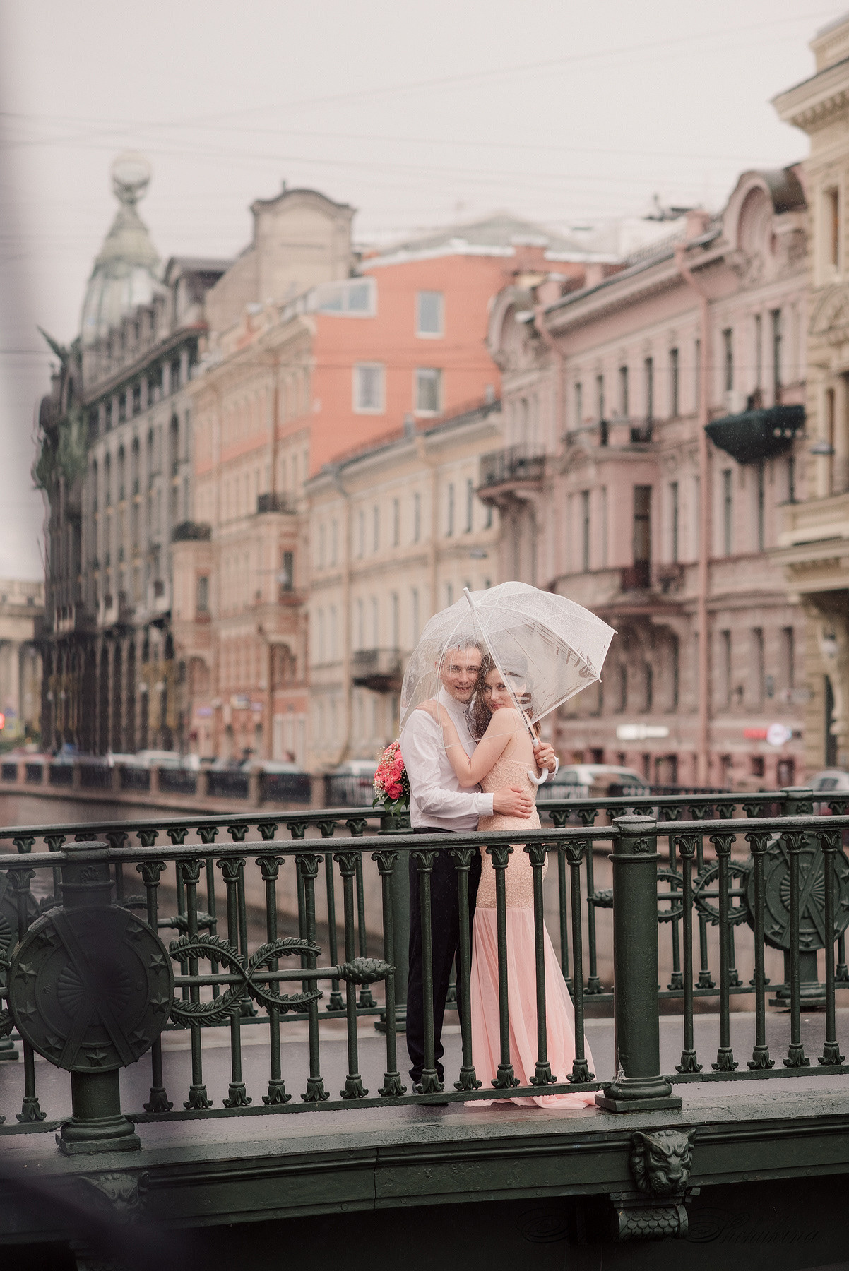 Ангелина и Денис. Дождь и счастье в городе. Семейный и Свадебный фотограф. Санкт-Петербург. Пушкин
