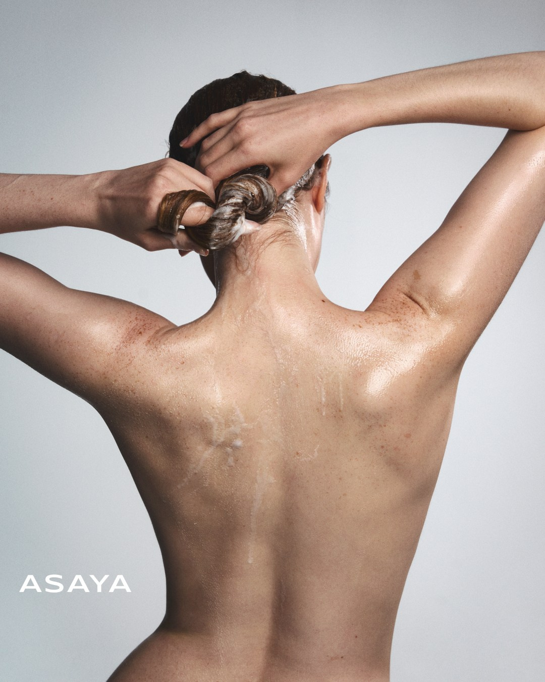 ASAYA: Moist. Я Саша, креативный продюсер и арт-директор из Москвы. Придумываю, собираю и запускаю визуальные проекты