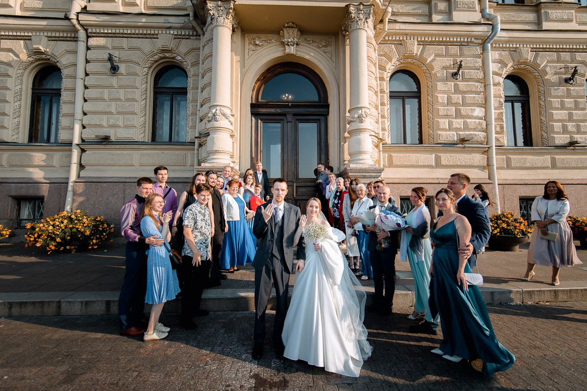 жених и невеста у воды