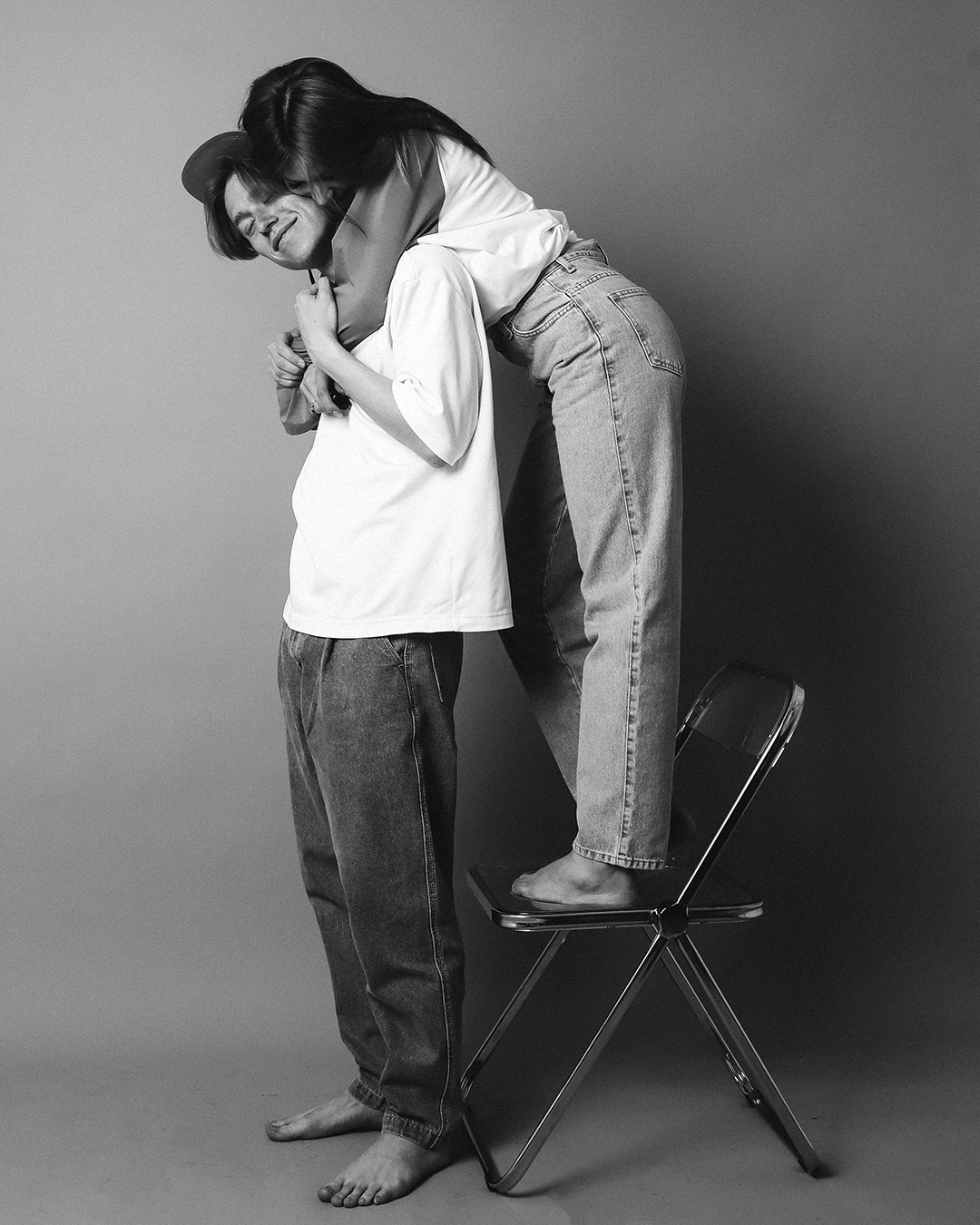 Фон «Волжский песочек» в фотостудии автопортрета ч/б и цвет