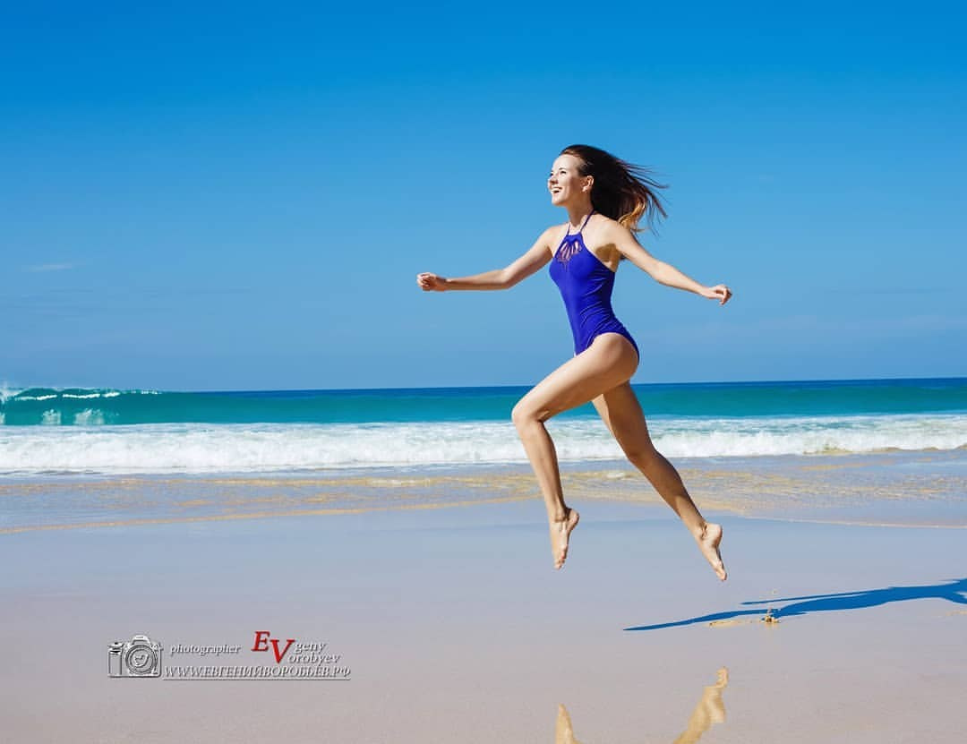 фитнес спортивная фотосессия на пляже Пхукета красивая стройная сексуальная девушка в купальнике на фоне моря в прыжке лучший фотограф заказать фотосессию на пляже Ката Карон Найхарн Патонг Майкао Раваи идея пример фото образ позы