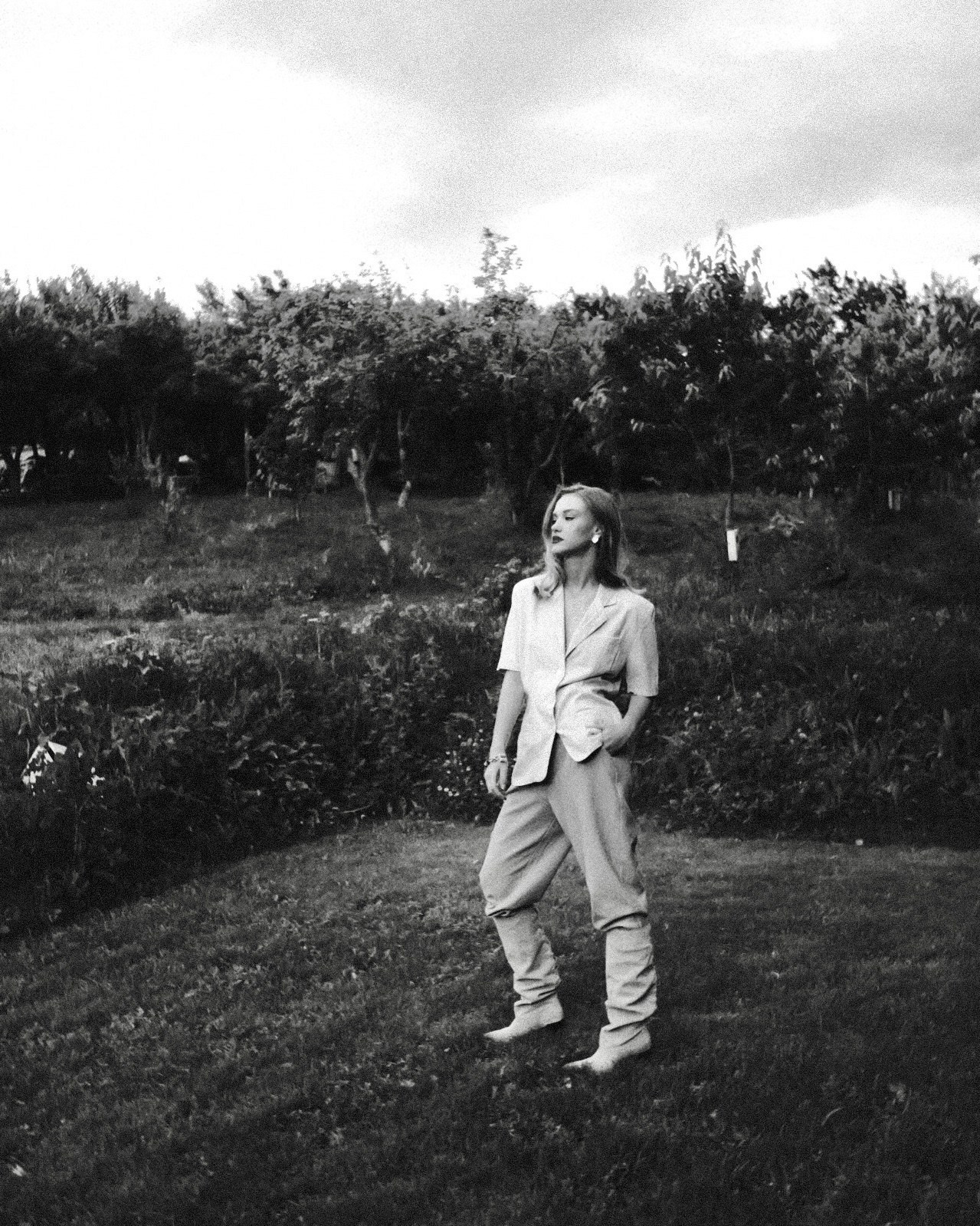 Près de l'arbre. Fashion, portrait, personal photographer. Almaty, KZ