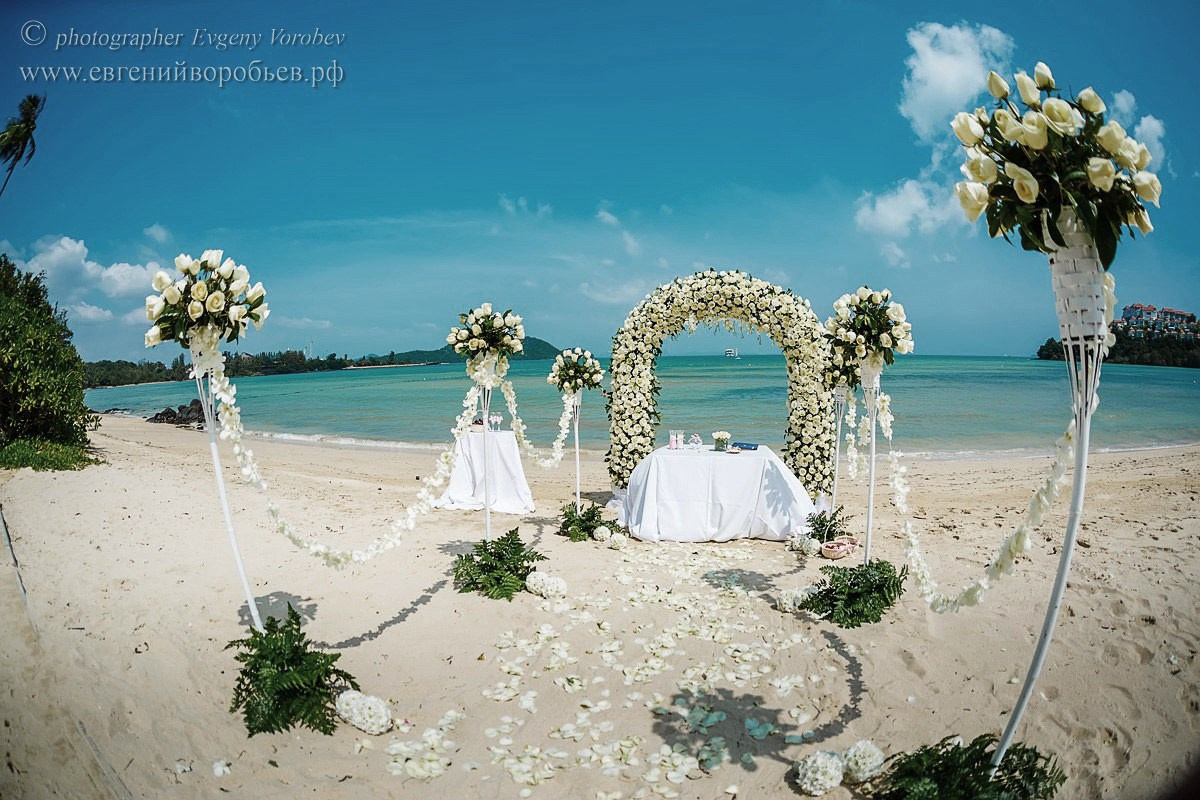 свадебная фотосессия Пхукет фотограф красивая свадебная церемония с цветочной аркой на пляже свадьба Phuket фото видео пример позы идея место образ свадебное платье декор стилист визажист причёска цветы заказать свадебную церемонию цена стоимость описание услуг