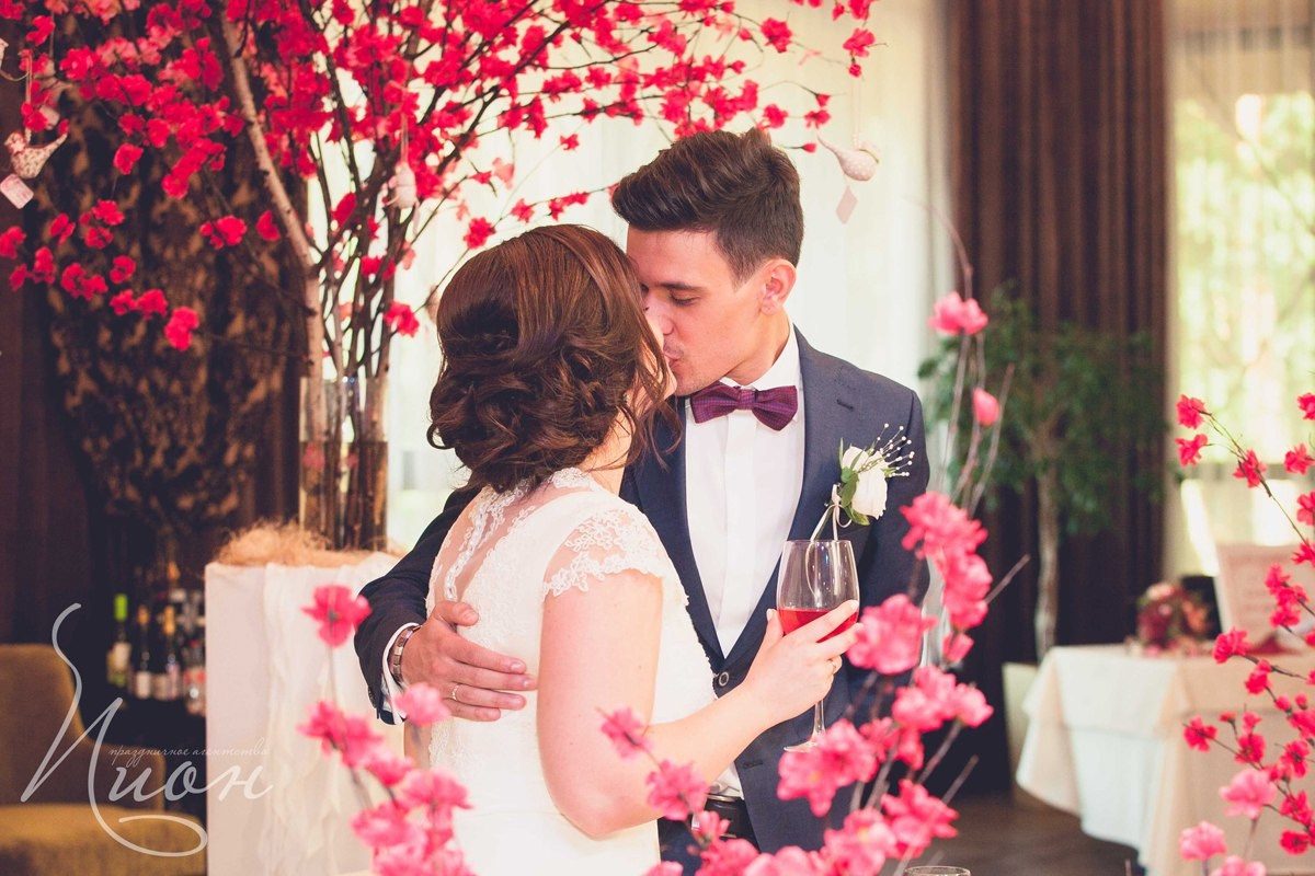 Летнаяя свадьба в Подмосковье в Артиленде. Праздничное агентство ПИОН