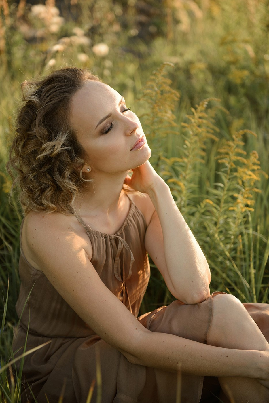 A photo shoot for a woman l in the field. Sunset photo shoot for a girl Curly hair style. (photographer in Edinburgh Elena)