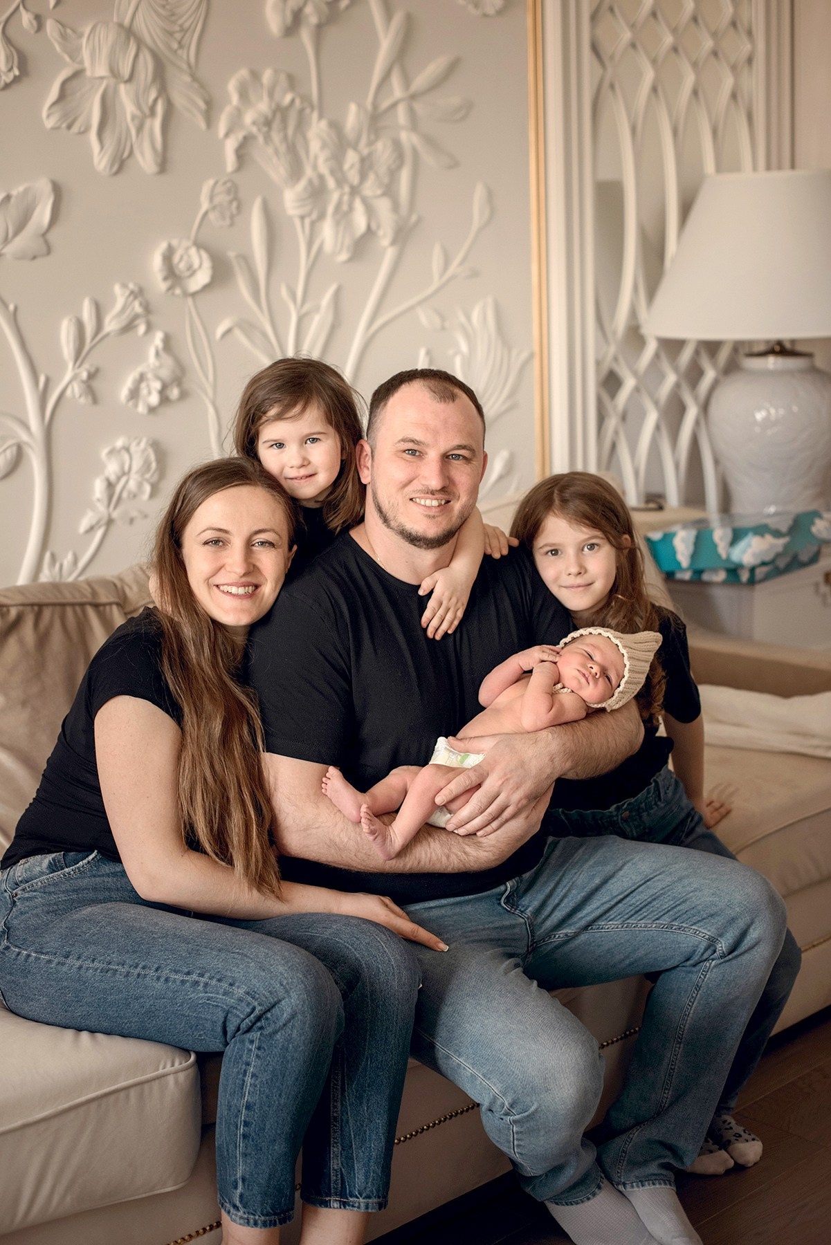 A family photo shoot at home, a family with a newborn baby. Photographer Elena Carruthers, Scotland