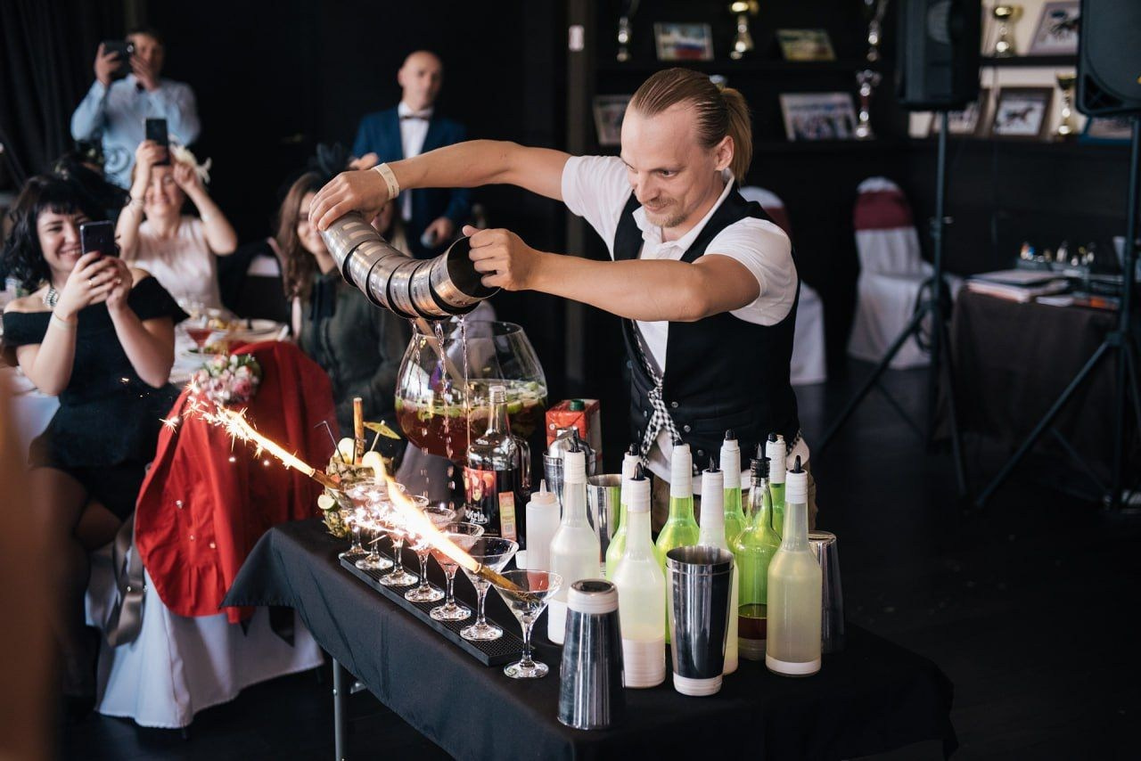 Ведущий + диджей + 1 из 8 моих услуг в подарок!