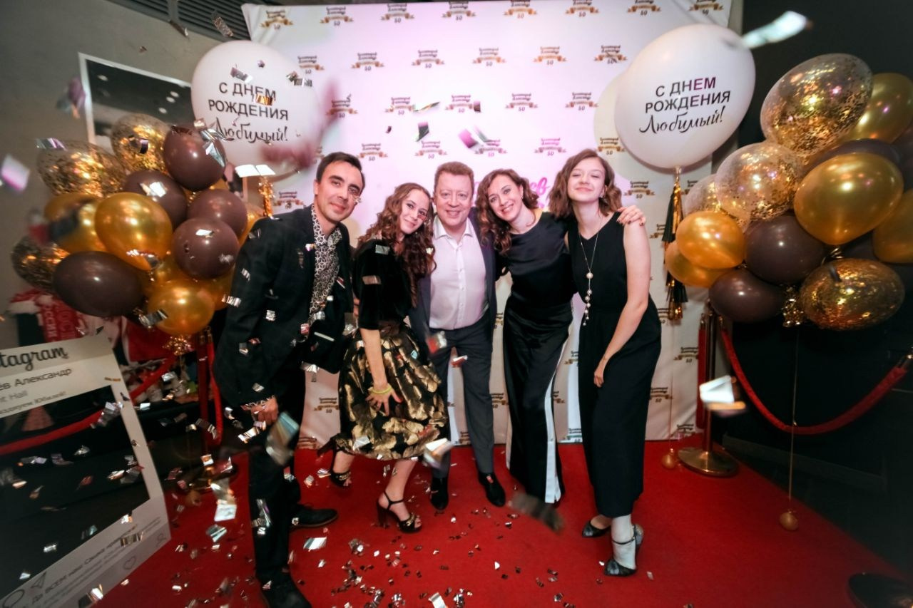 Ведущий + диджей + 1 из 8 моих услуг в подарок!