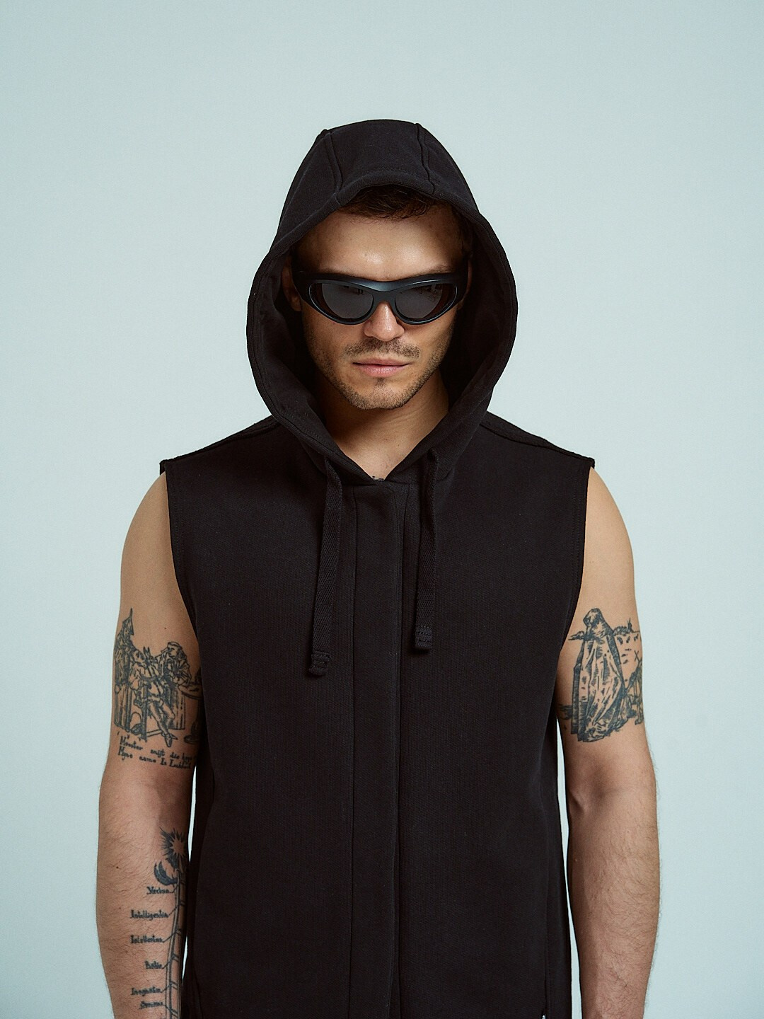 Каталожная фотосессия мужской жилетки без рукавов, студийный свет