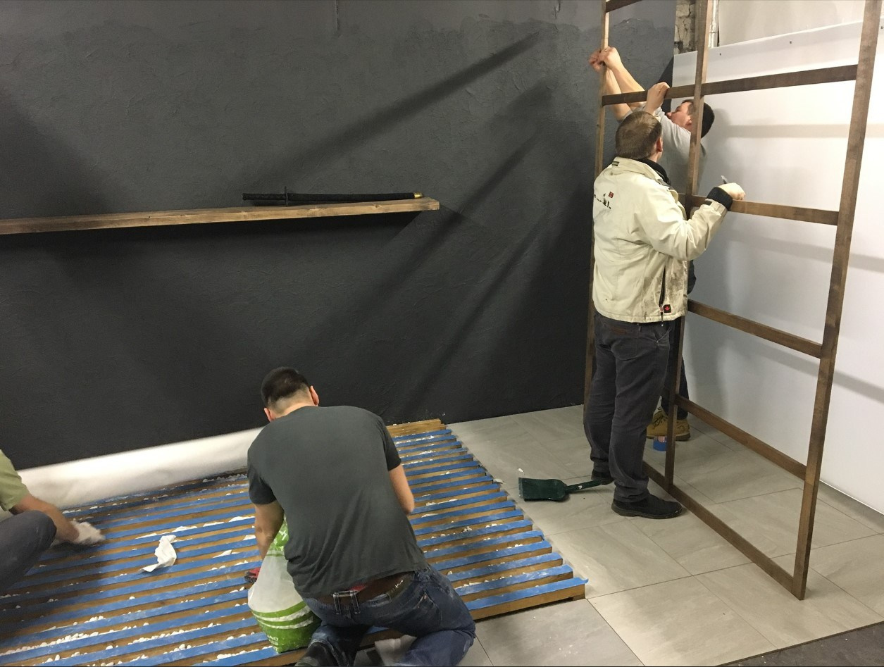 Подготовка интерьерной сцены для фотосессии сантехники — студийная сборка