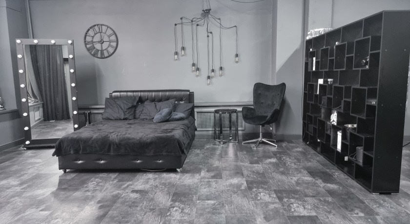 DАRК — зал 60 м² фотостудии в Москве с большими окнами, серыми стенами, потолком и полом, подходит для съемки с естественным светом. ВИЗУАЛИЗАТОР БРЕНДА: ФОТОГРАФ | ИМИДЖМЕЙКЕР| СТИЛИСТ МОСКВА