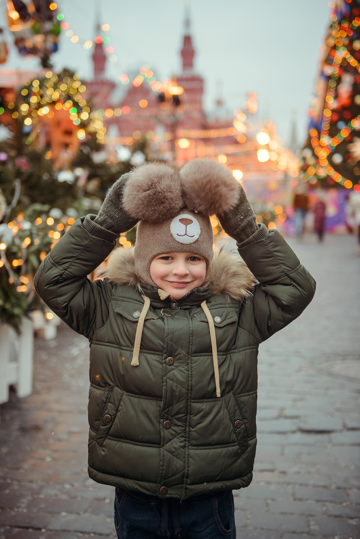 family photo shoot walking in the city. New Year Christmas photoshoot (Photographer in Edinburgh Elena Carruthers)