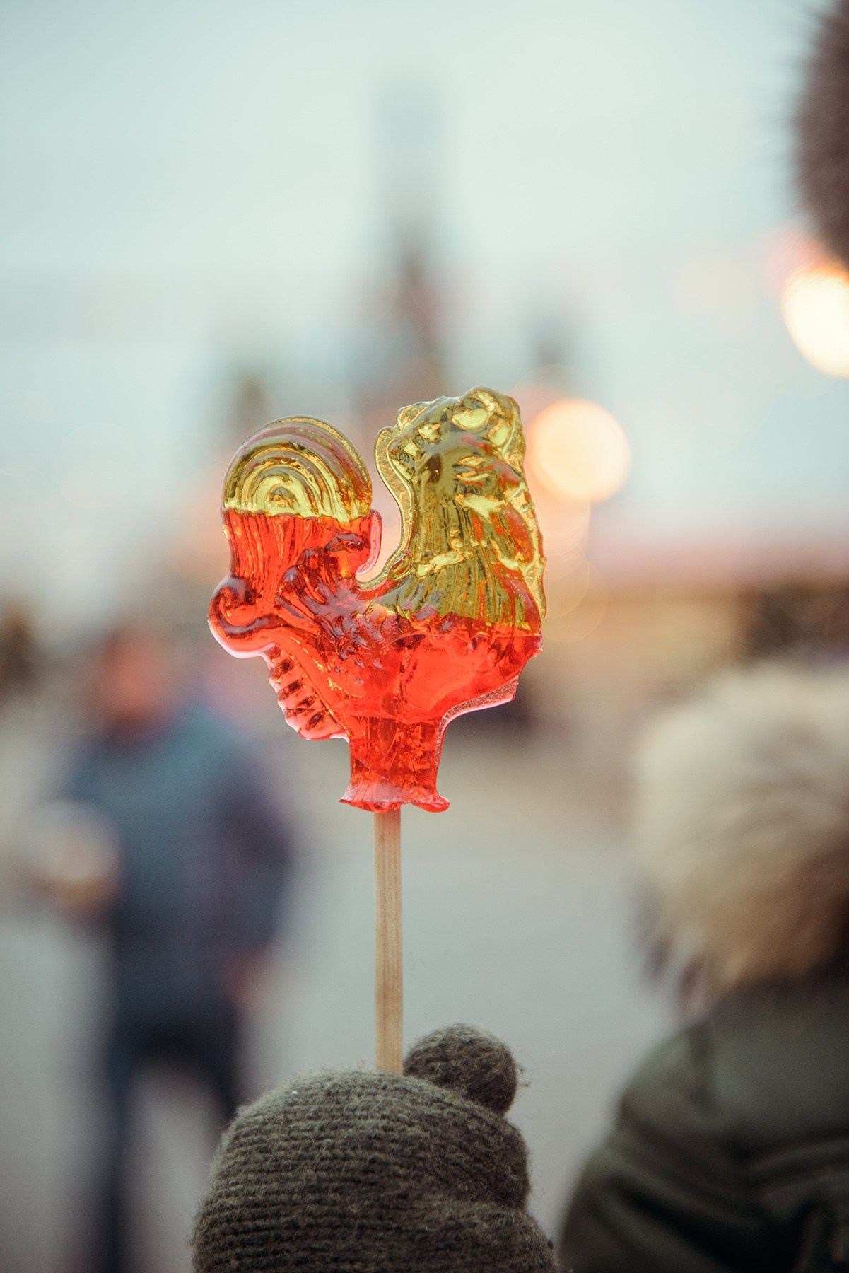 family photo shoot walking in the city. New Year Christmas photoshoot (Photographer in Edinburgh Elena Carruthers)