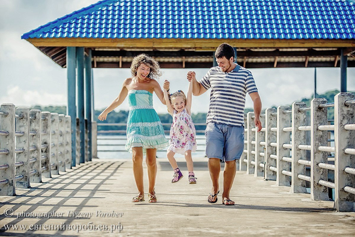 Семейная фотосессия фотограф на Пхукете цена стоимость заказать описание услуг фотосъёмка пляж отель экскурсия красивые места примеры фото позы идея забронировать фотосессию море пляж ката Карон Найхарн Патонг Майкао ката ной Найтон Панва Phuket Patong Naiharn kata karon Mai Khao Nai Thon Beach