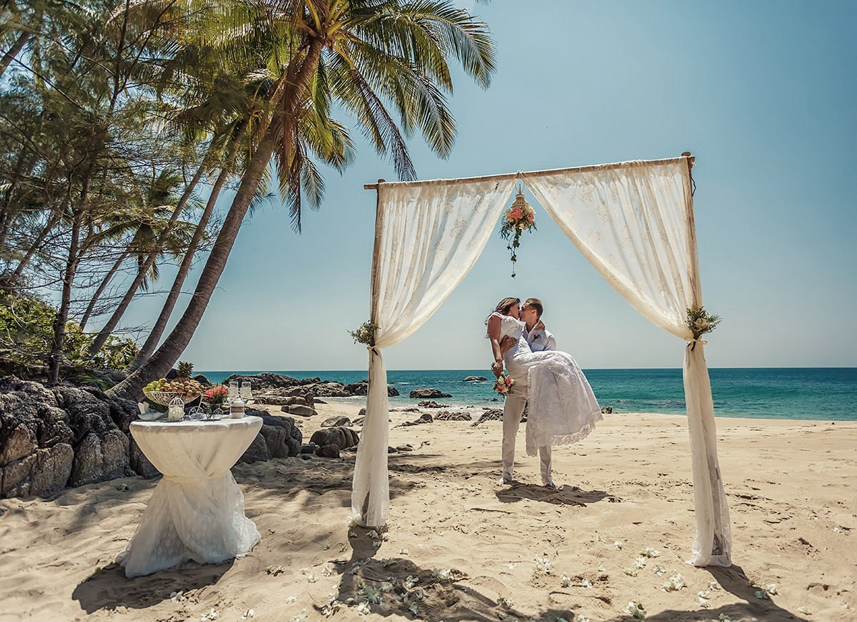 Свадебная фотосессия церемония арка на Пхукете фотограф в тайланде на пляже красивое место идея образ девушка в купальнике примеры фото позы для фотосессии Патонг пляж Карон Найхарн Ката Майкао пальма экскурсия Заказать фотосессию цена стоимость lovestory