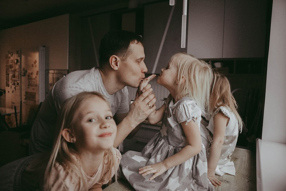 Домашняя уютная семейная фотоссесия. Саша + Саша = трое детей. Катя Сидор — фотограф в Москве