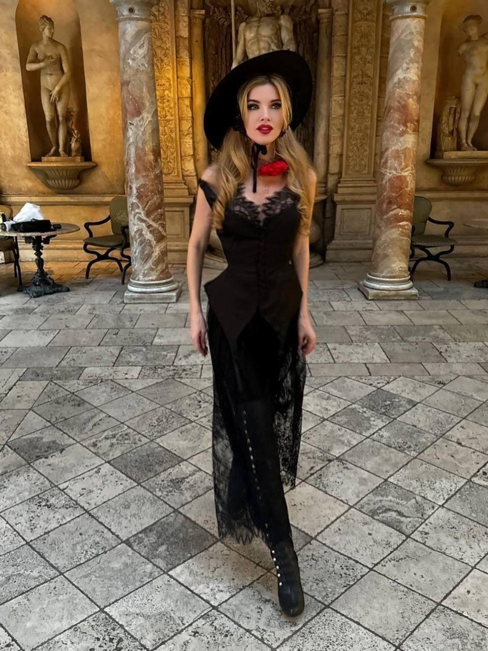 Фотосессия во Флорентийском дворике ресторана Турандот женщины в черной шляпе