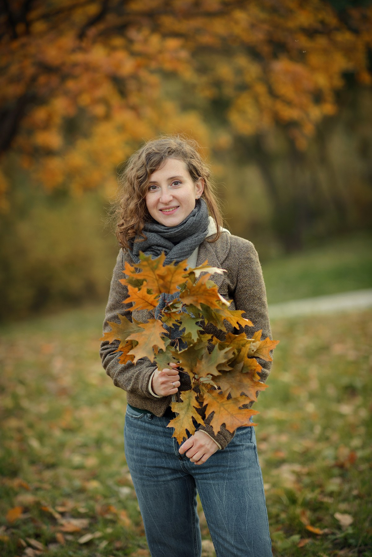 Photo shoot of a woman in autumn. Photos with yellow leaves