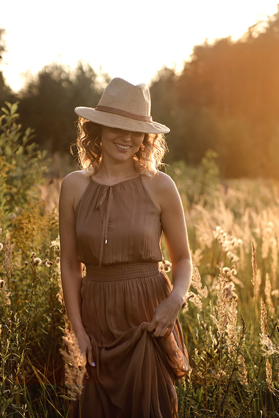 A photo shoot for a woman l in the field. Sunset photo shoot for a girl Curly hair style. (photographer in Edinburgh Elena)