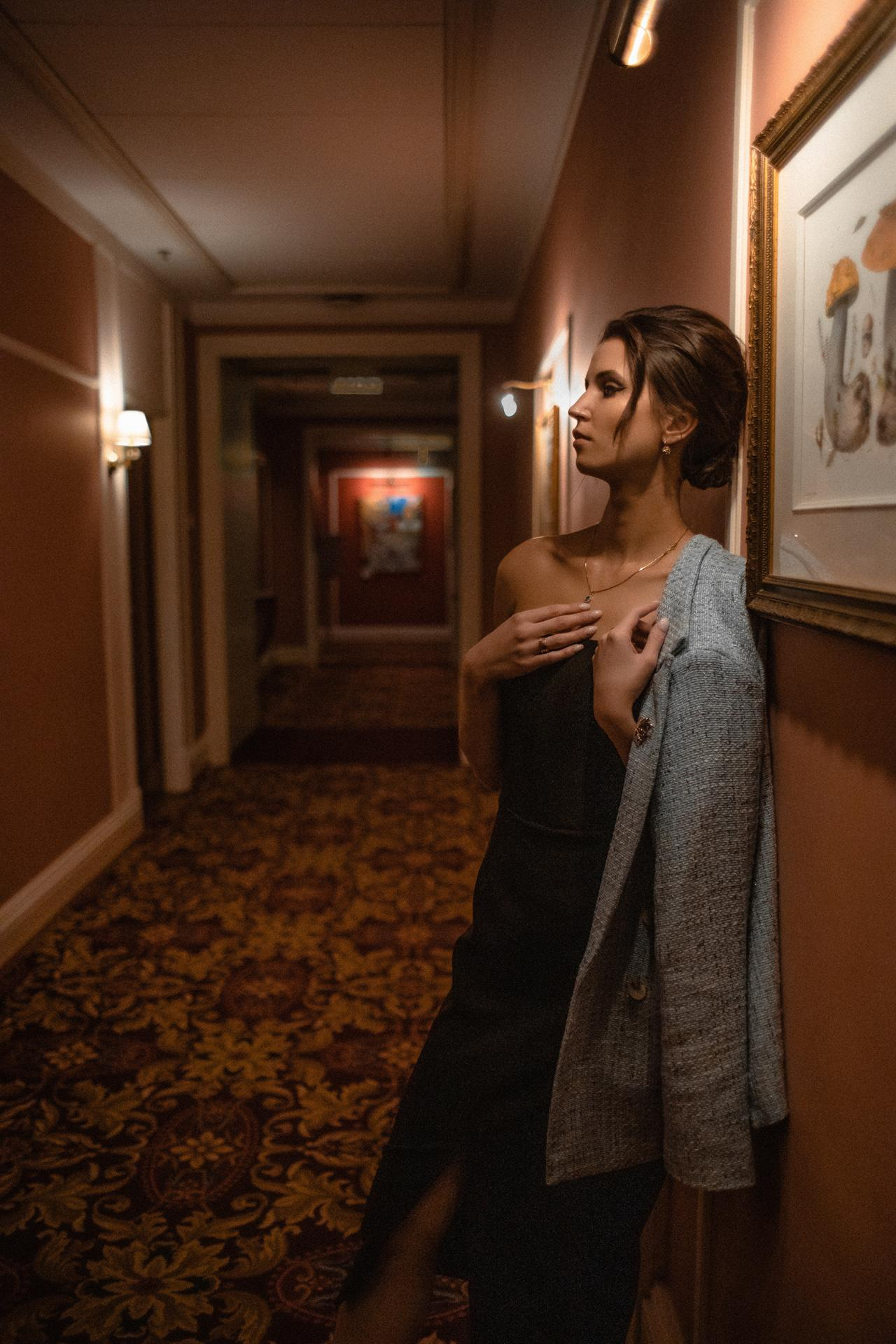 фотосессия в отеле, девушка в коридоре, девушка в пиджаке