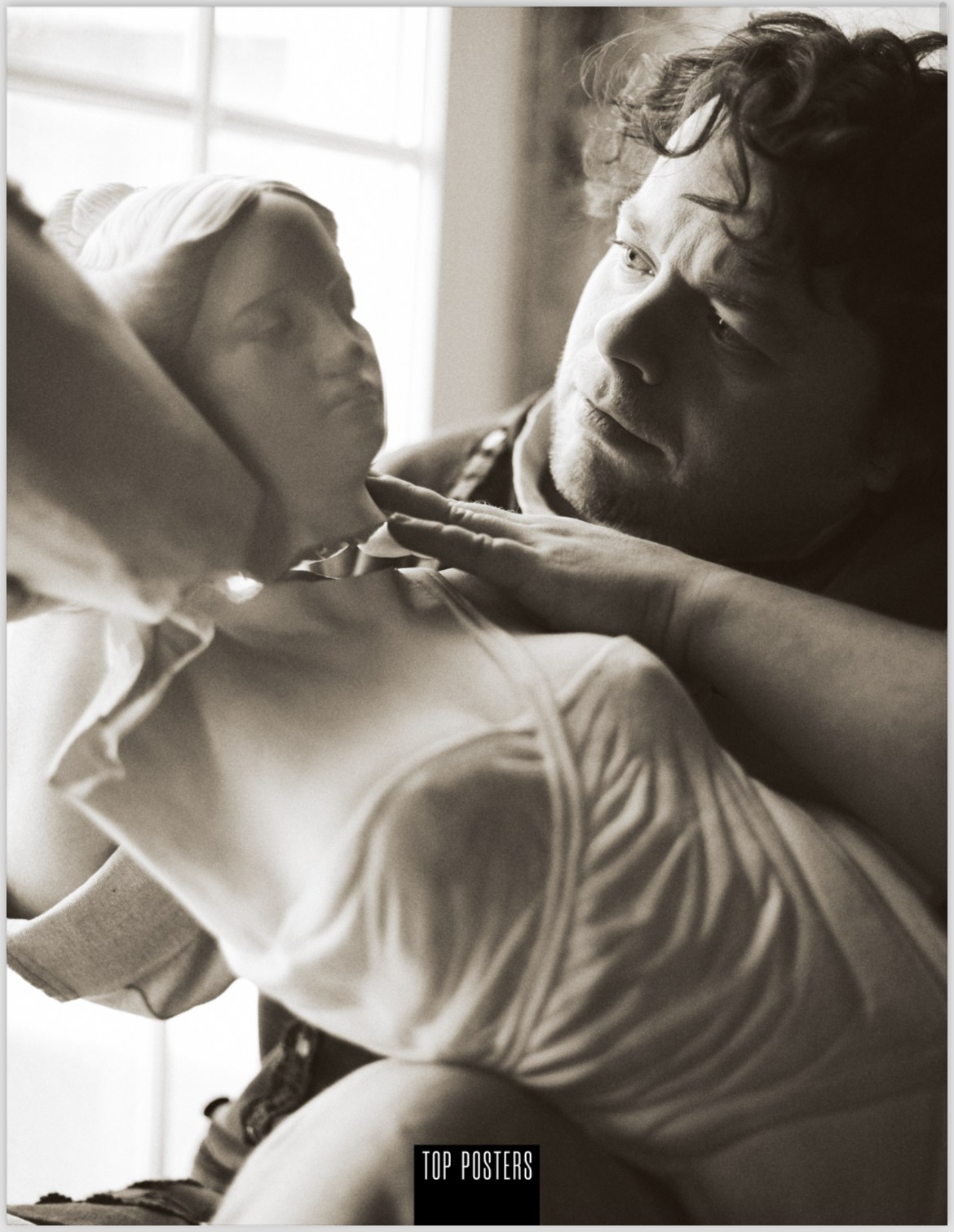 Портрет менестреля, держащего гипсовую статую в руках