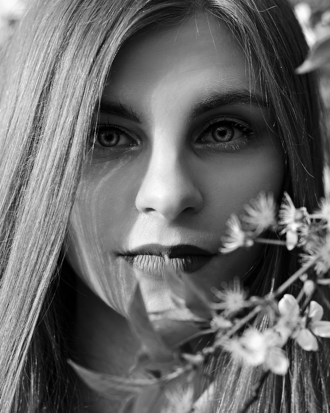 Фотограф Роман Романов — крупный черно-белый портрет девушки с цветами у лица