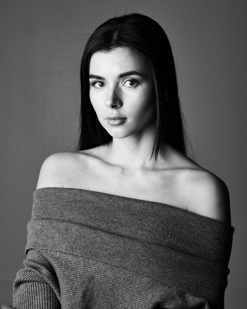 Фотограф Роман Романов — женский черно-белый портрет в студии с открытыми ключицами