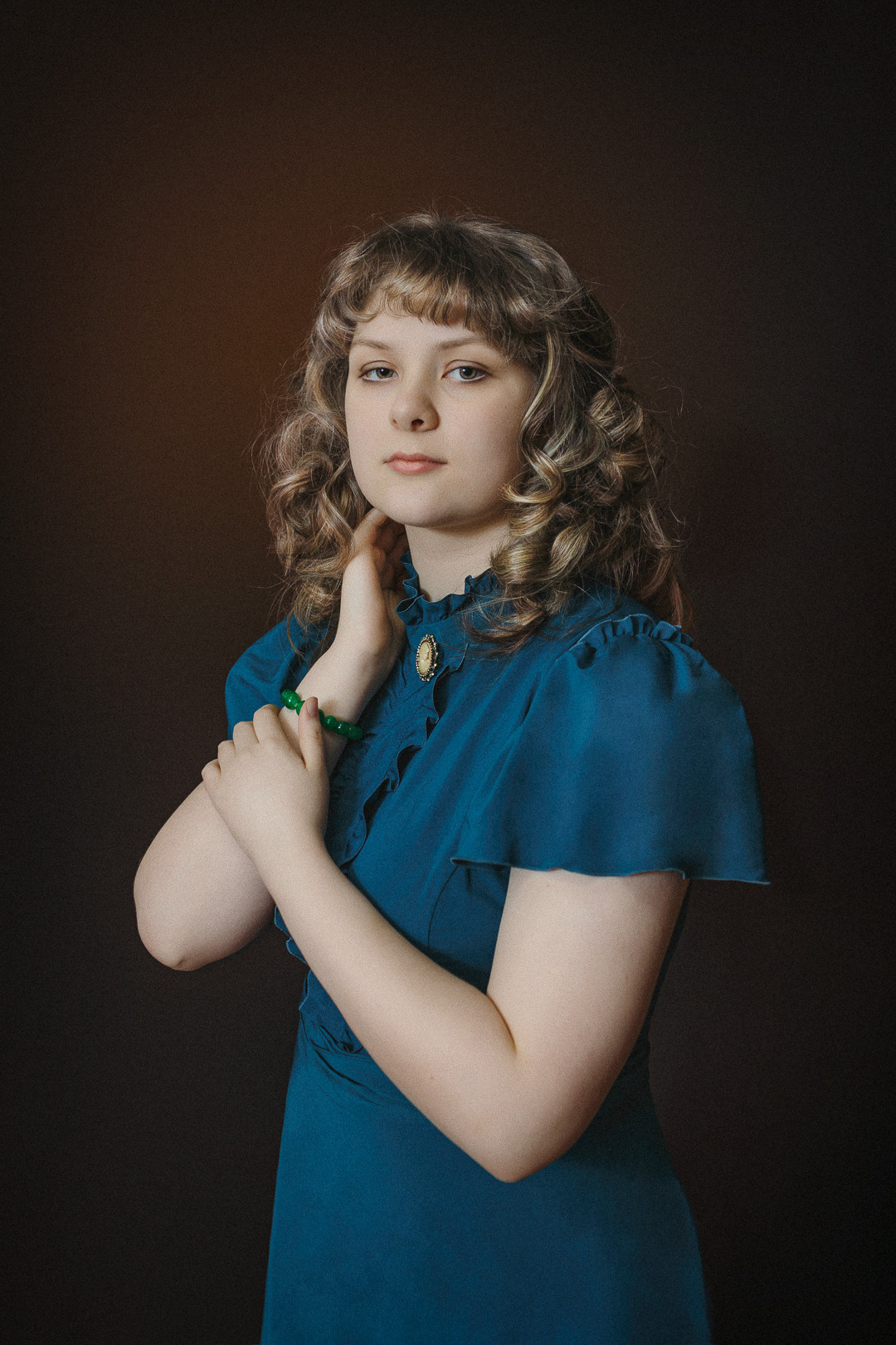Девушка в синем платье классический портрет