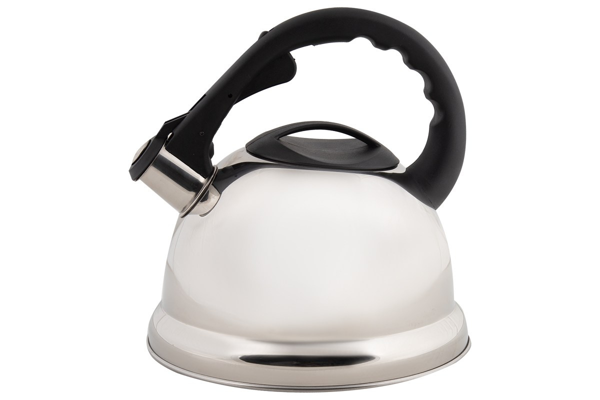 Чайник с черной ручкой, блестящий на белом фоне