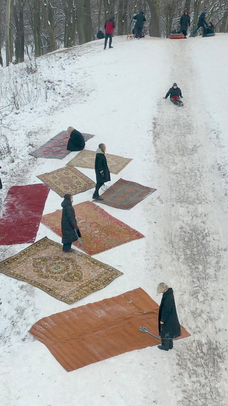 ЖЕНЩИНЫ, ВЫБИВАЮЩИЕ КОВРЫ. Художественная группа «Нежные Бабы»