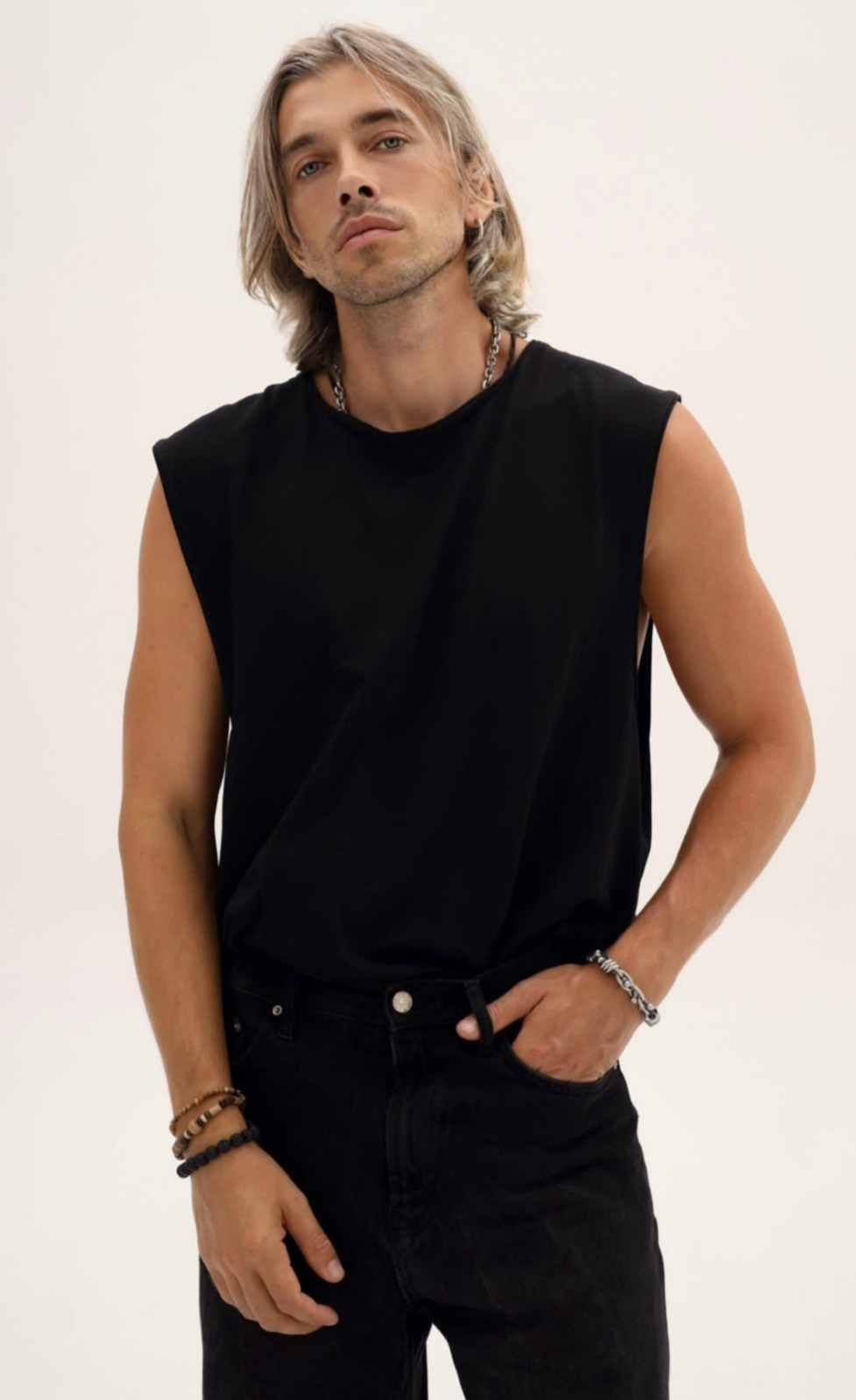 Иван — модель для маркетплейсов. ТМ Продакшн — Съемка для маркетплейсов в Москве