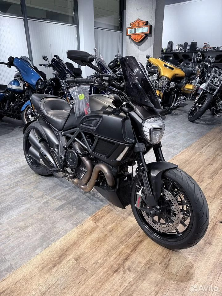 Купить 2015 Ducati Diavel (Dark Stealth) — подробнее на сайте. Hello Davidson, Москва. Только хорошие мотоциклы…