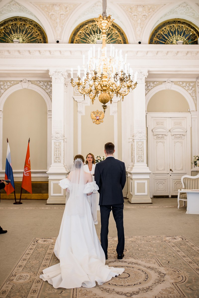 жених и невеста в ЗАГСе