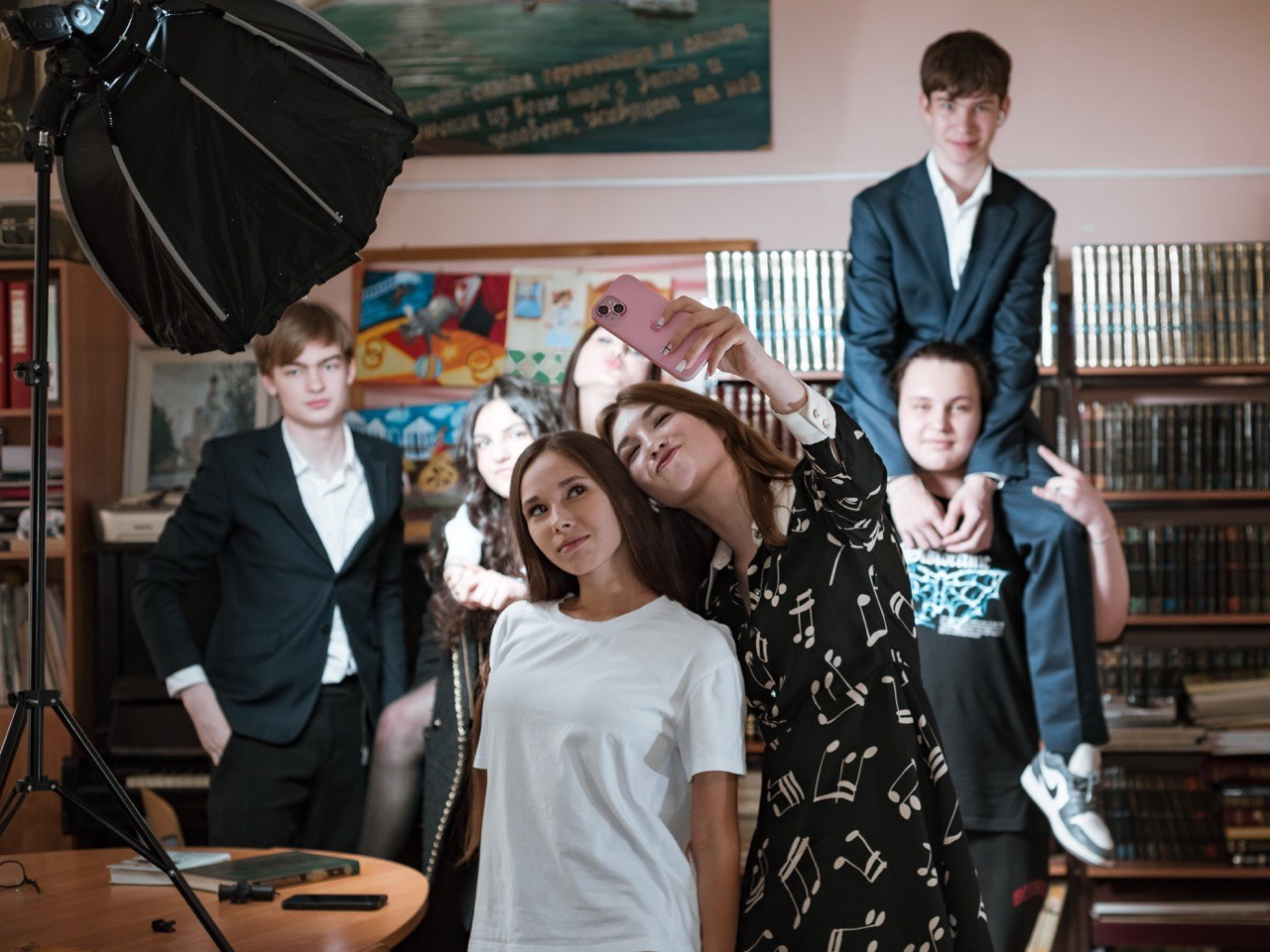 Выпускной альбом для класса — фотосессия в школе, пожелания и видео в Москве. MILATE — выпускные альбомы, фотосессии и видео в Москве