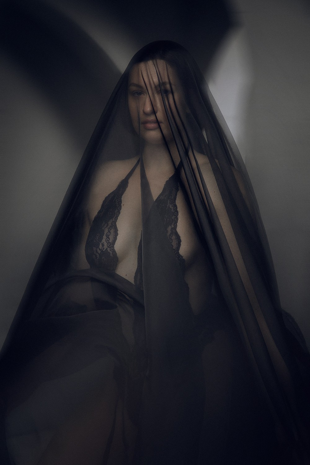 Фотосъемка с использованием длинной полупрозрачной ткани, где создается эффект движения и динамики.