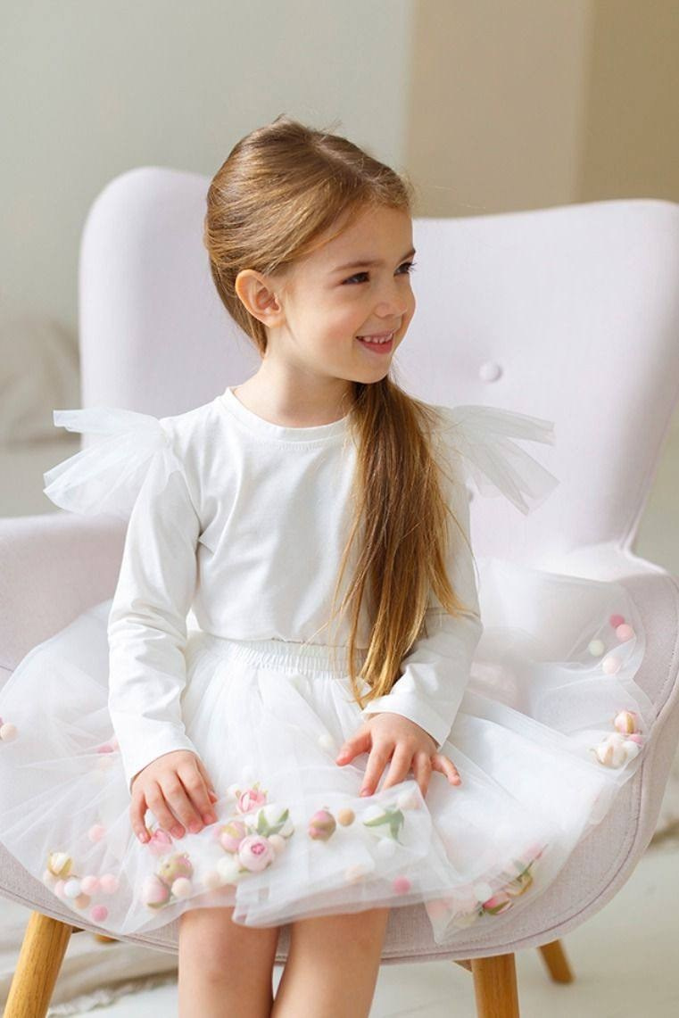 Предметное фото - элегантные наряды для особых случаев.