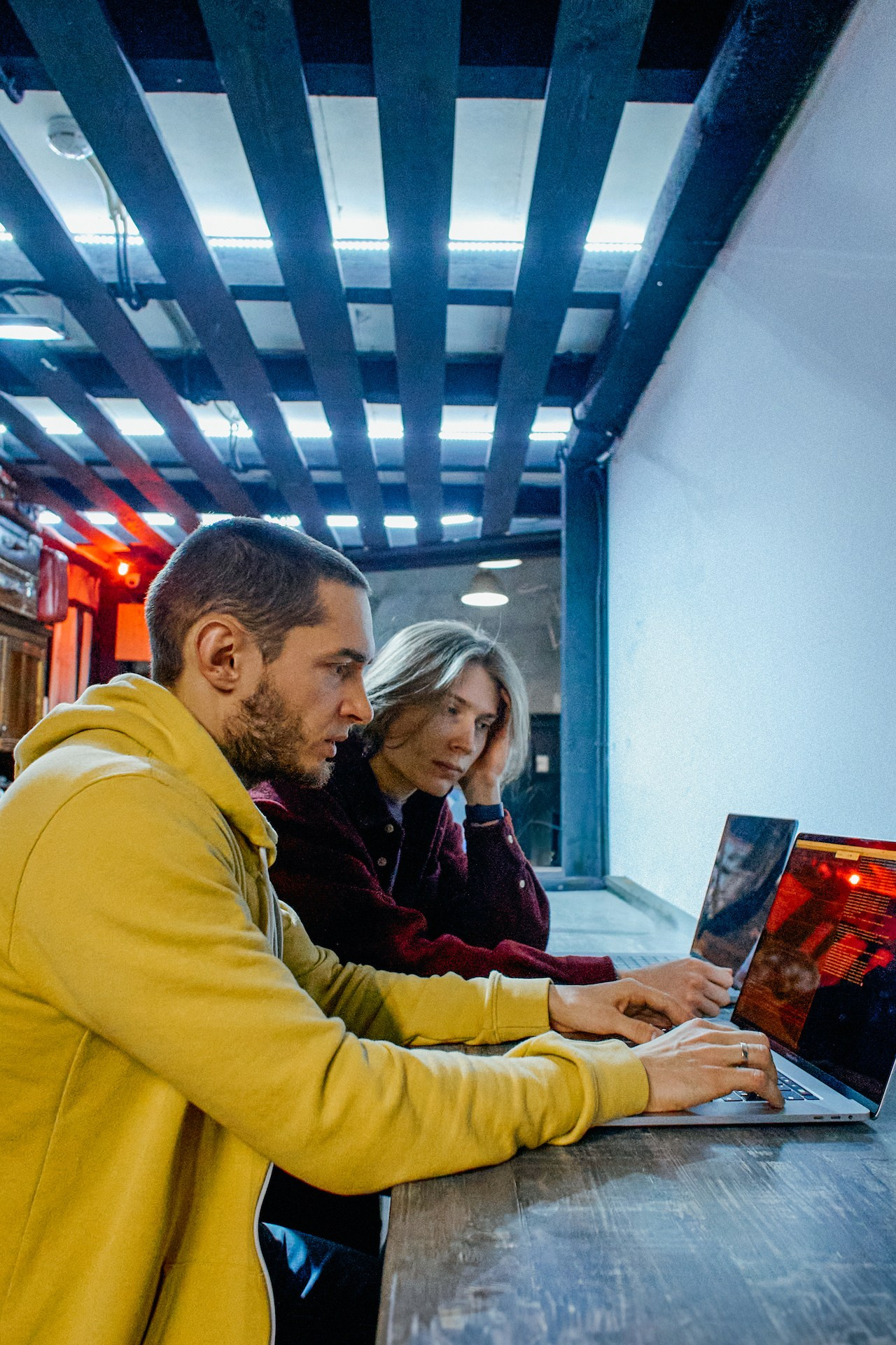 Наш опытный фотограф специализируется на бизнес-контенте, создавая яркие и профессиональные изображения, которые помогут вам выделиться на рынке.