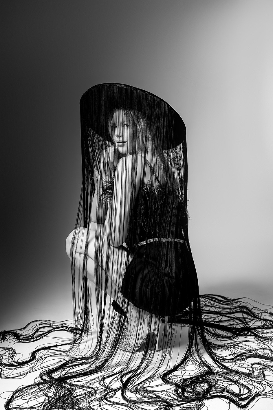 девушка в большой шляпе с висюльками