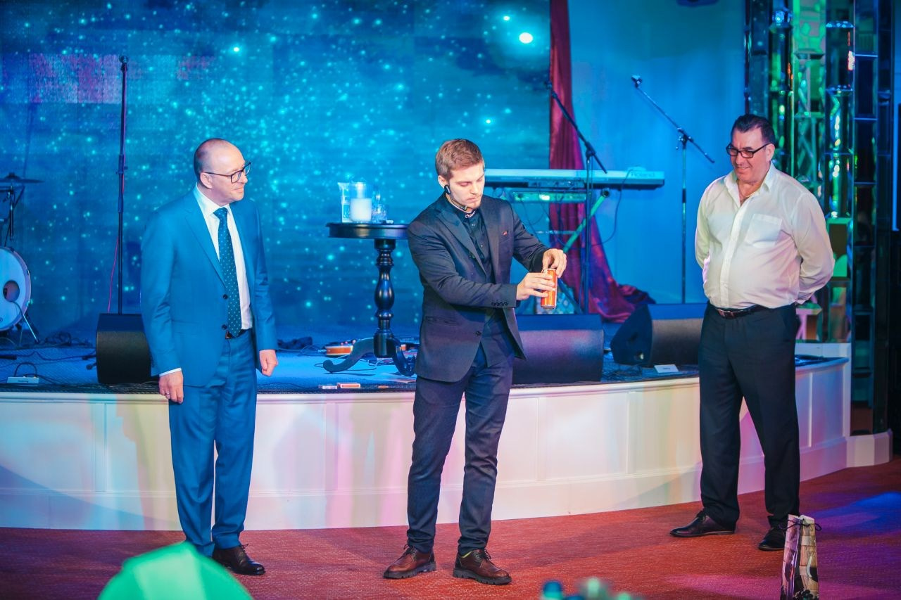 Ведущий + диджей + 1 из 8 моих услуг в подарок!