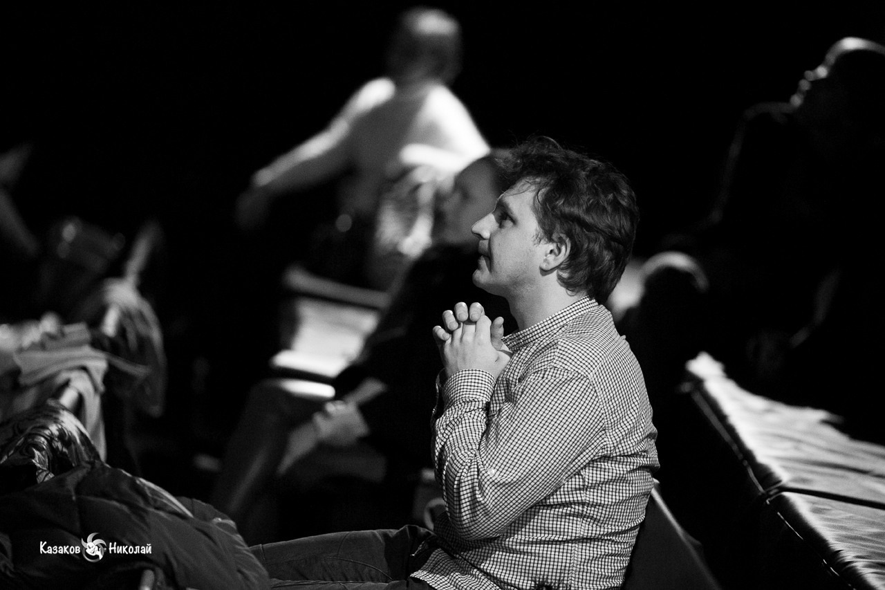 Режиссер Петр Васильев на репетиции спектакля " 12 ночь".