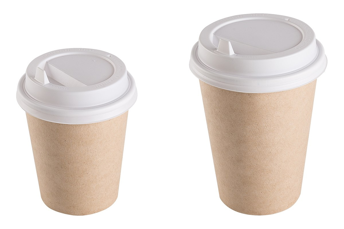 Два стакана с белыми крышками для кофе на белом фоне