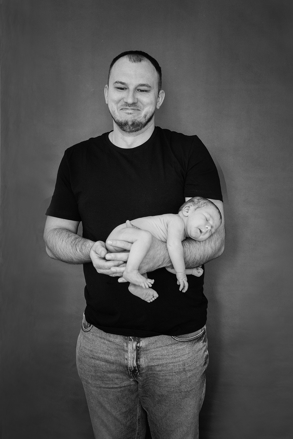 A family photo shoot at home, a family with a newborn baby. Photographer Elena Carruthers, Scotland