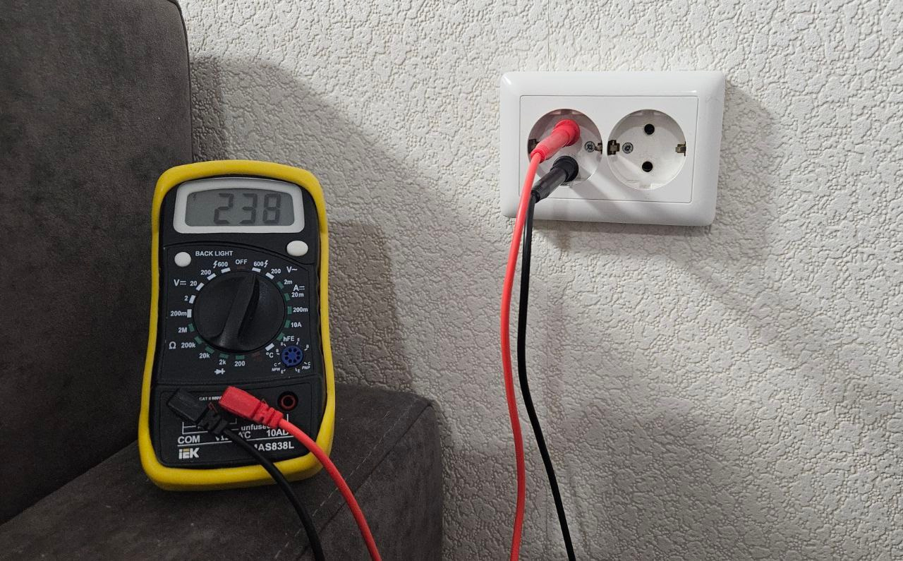 Высверливание отверстия для подрозетника (кроме бетона) Высверливание отверстия для подрозетника в бетоне Установка подрозетника Установка розетки/выключателя Установка светильника и ламп Замена лампочки Изоляция одного жилы кабеля Штробление для прокладки одного кабеля Прокладка одного кабеля по стенам в штробах, по потолку без гофры Прокладка одного кабеля в кабель-каналах Монтаж кабель-канала в стену для телевизора Сверление проходных отверстий Штукатурка штроб Монтаж распред.коробок Наращивание 2-3 жильного кабеля с изоляцией (без учета соединяющих расходников)Сборка элекрощита Подключение нулевых, заземляюших шин и кросс-модулей Установка электросчетчика Поиск неисправностей Переборка электрощита в подъезде Разметка и/или длительное обсуждение (более 15 минут) Демонтаж Вывоз мусора Подключение временных розеток, выключателей, патронов Уборка пылесосом за другими специалистами Самостоятельный закуп расходных материалов (свыше 3 тысяч) Самостоятельный закуп расходных материалов (до 3 тысяч) Совместный закуп с клиентом до 3 часов Ложный вызов