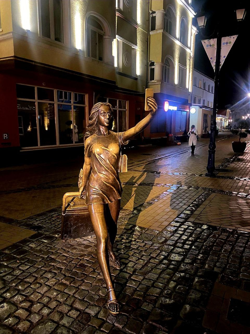 Скульптура «Курортница» – узнаваемая достопримечательность г. Зеленоградска. Представляет собой женскую фигуру с чемоданом и телефоном в вытянутой руке.