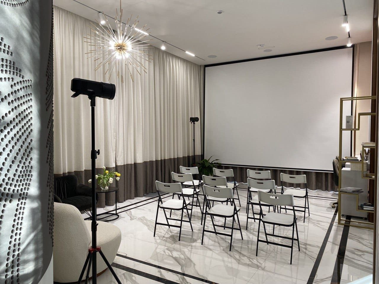 Аренда помещений под мероприятия и фотозоны в Тюмени, снять зал