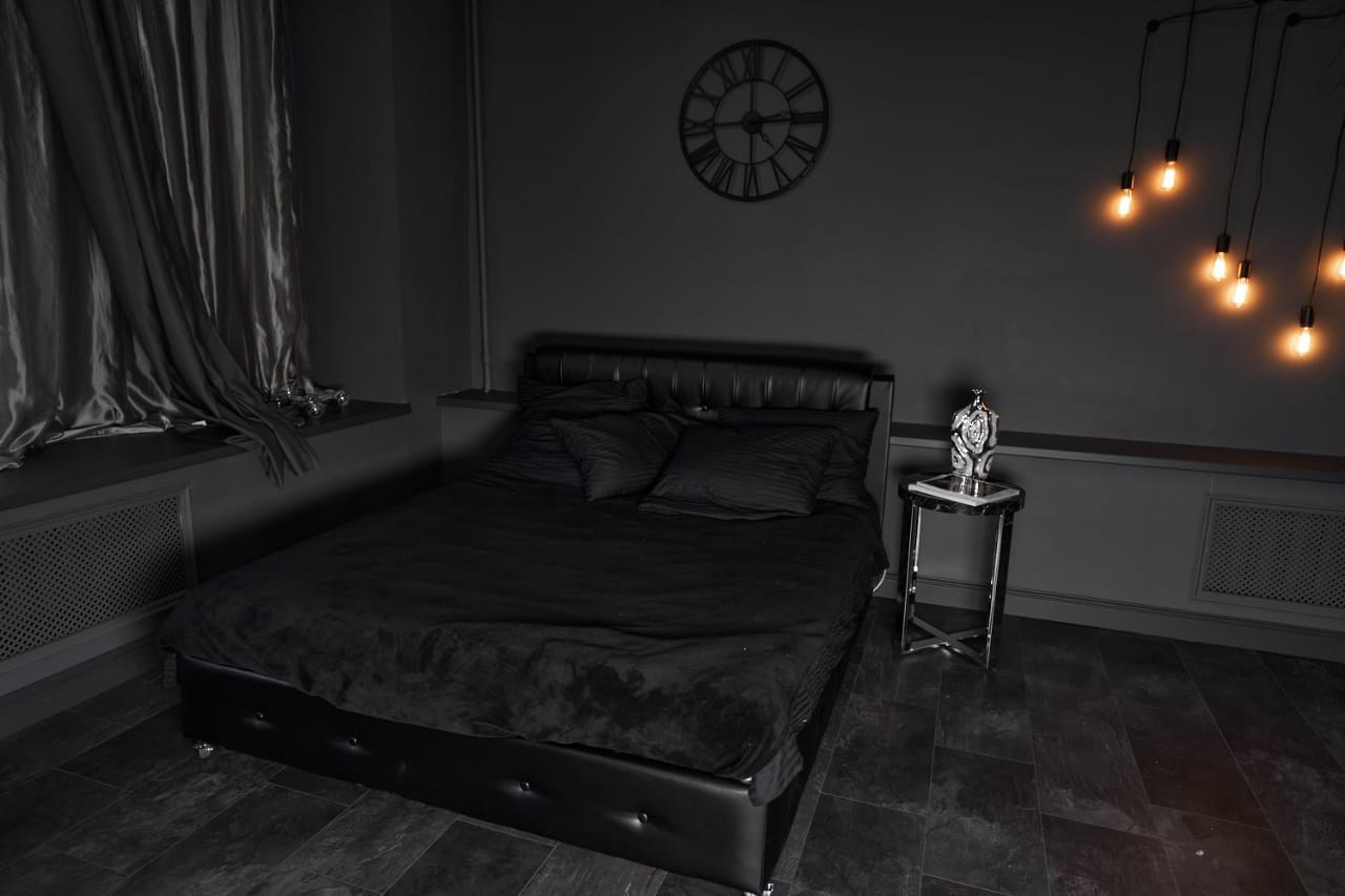 DАRК — зал 60 м² фотостудии в Москве с большими окнами, серыми стенами, потолком и полом, подходит для съемки с естественным светом. ВИЗУАЛИЗАТОР БРЕНДА: ФОТОГРАФ | ИМИДЖМЕЙКЕР| СТИЛИСТ МОСКВА