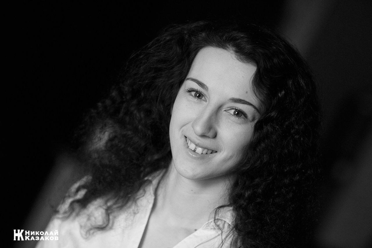 Черно-белый Портрет молодой девушки с улыбкой. Фотосессия для актерского портфолио в Санкт-Петербурге.